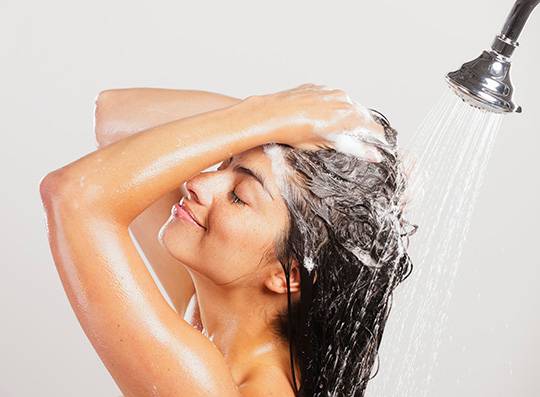 Горячая вода при мытье волос