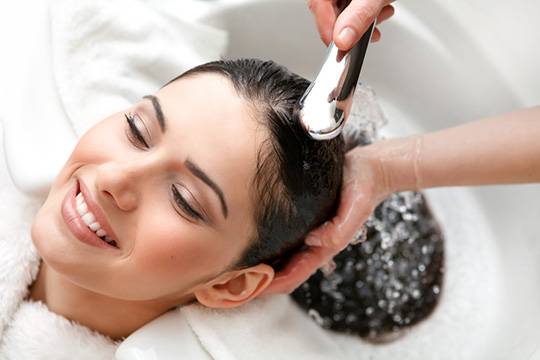 Использование ниацина во время мытья волос