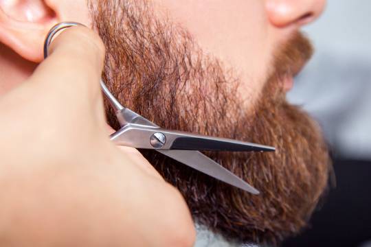 подстричь бороду ножницами