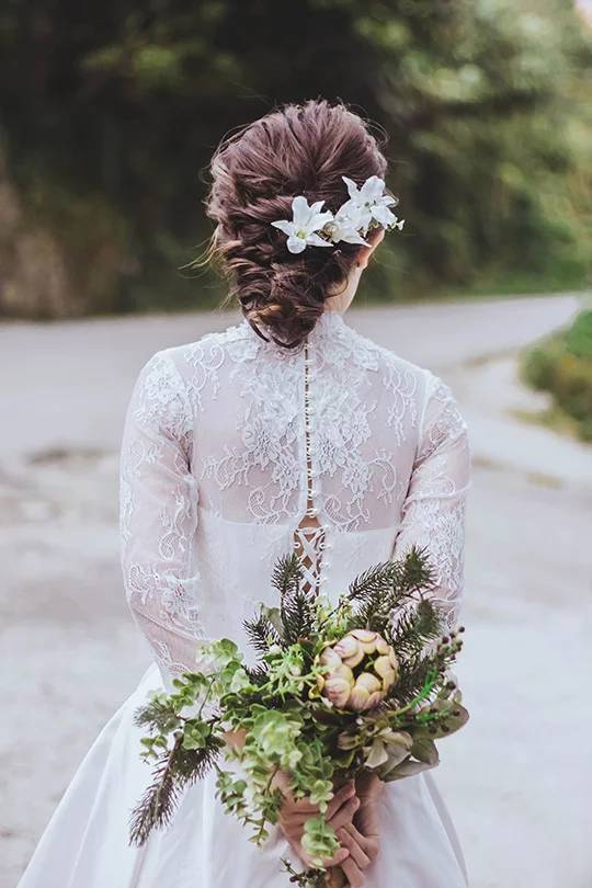 свадебная прическа с цветами в волосах